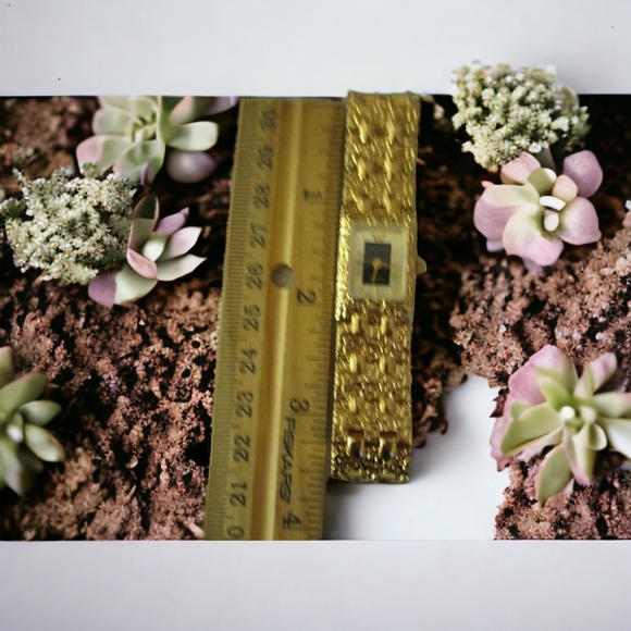 Waltham gold tone ladies watch, installed new Battery and keeps great time - Picture 2 of 5